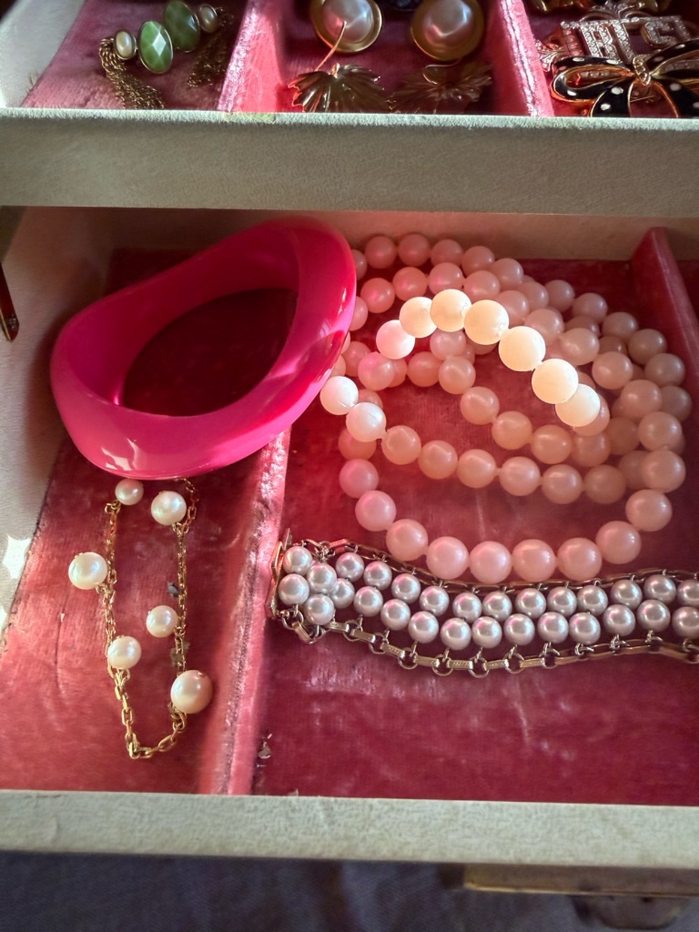 Vintage Jewelry Box filled Jewelry, Lady BuxtonVTG brooches earring’s necklaces - Picture 7 of 16
